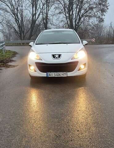 Белый Пежо 207, объемом двигателя 1.36 л и пробегом 197 тыс. км за 3700 $, фото 1 на Automoto.ua