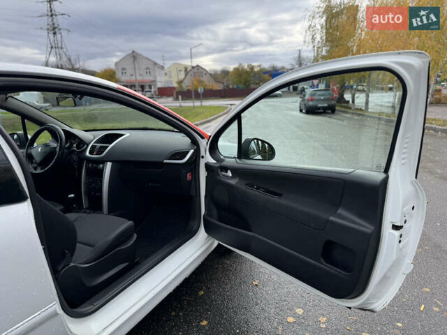 Белый Пежо 207, объемом двигателя 1.4 л и пробегом 312 тыс. км за 3600 $, фото 13 на Automoto.ua