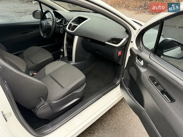 Белый Пежо 207, объемом двигателя 1.4 л и пробегом 164 тыс. км за 4750 $, фото 20 на Automoto.ua