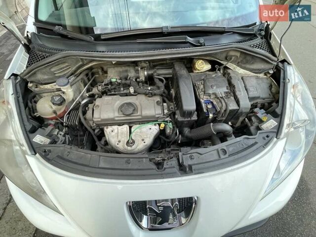 Белый Пежо 207, объемом двигателя 1.36 л и пробегом 156 тыс. км за 4400 $, фото 11 на Automoto.ua