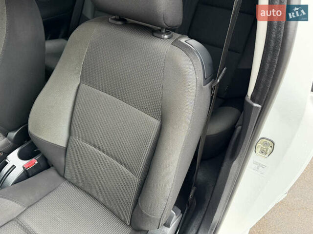 Белый Пежо 207, объемом двигателя 1.4 л и пробегом 164 тыс. км за 4750 $, фото 28 на Automoto.ua