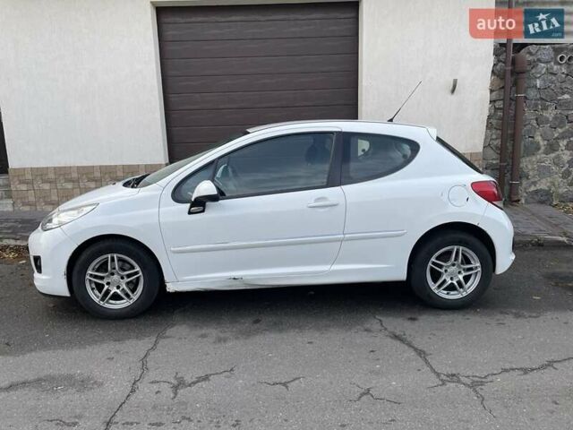 Белый Пежо 207, объемом двигателя 1.36 л и пробегом 156 тыс. км за 4400 $, фото 5 на Automoto.ua