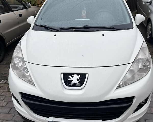 Белый Пежо 207, объемом двигателя 1.36 л и пробегом 228 тыс. км за 3500 $, фото 4 на Automoto.ua