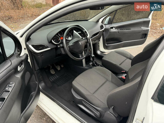 Белый Пежо 207, объемом двигателя 1.4 л и пробегом 164 тыс. км за 4750 $, фото 26 на Automoto.ua