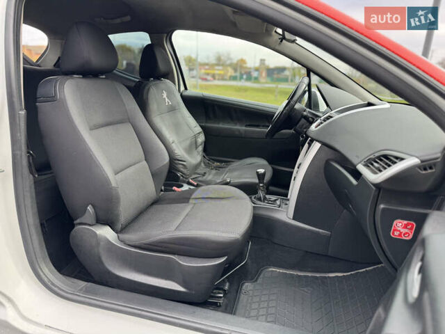 Белый Пежо 207, объемом двигателя 1.4 л и пробегом 312 тыс. км за 3600 $, фото 14 на Automoto.ua