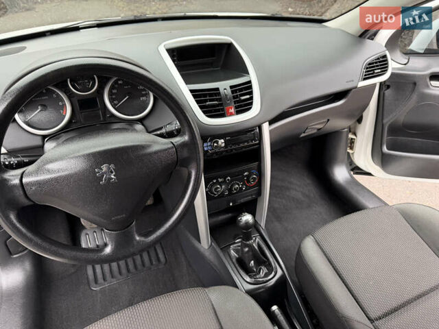 Белый Пежо 207, объемом двигателя 1.4 л и пробегом 164 тыс. км за 4750 $, фото 30 на Automoto.ua