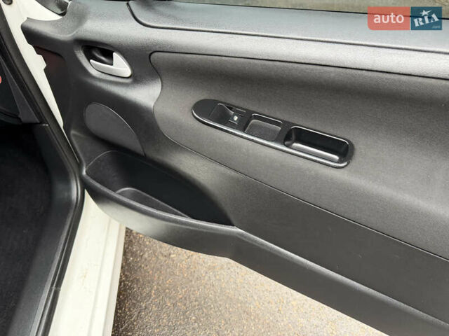 Белый Пежо 207, объемом двигателя 1.4 л и пробегом 164 тыс. км за 4750 $, фото 21 на Automoto.ua