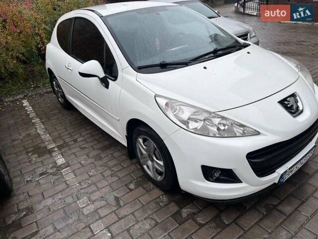 Белый Пежо 207, объемом двигателя 1.36 л и пробегом 228 тыс. км за 3500 $, фото 3 на Automoto.ua