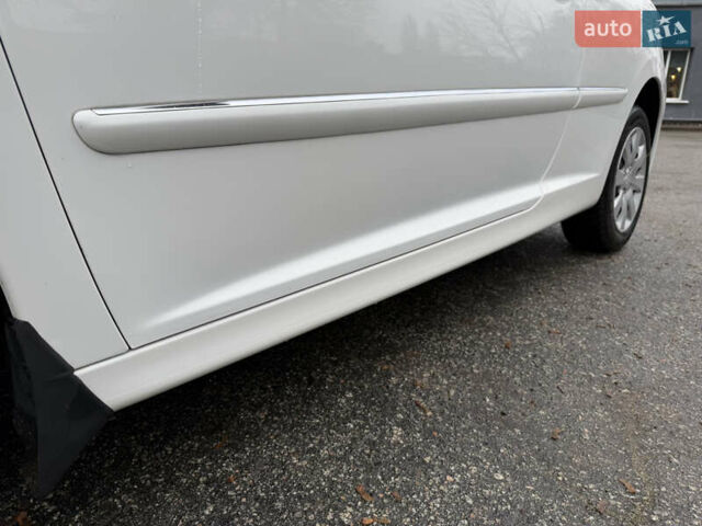 Белый Пежо 207, объемом двигателя 1.4 л и пробегом 164 тыс. км за 4750 $, фото 17 на Automoto.ua