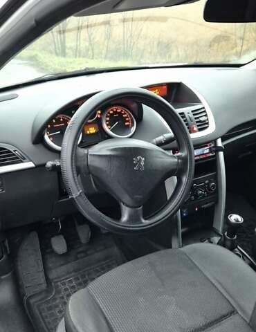 Белый Пежо 207, объемом двигателя 1.36 л и пробегом 197 тыс. км за 3700 $, фото 5 на Automoto.ua