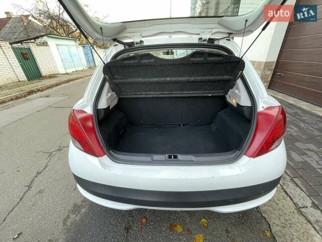 Белый Пежо 207, объемом двигателя 1.36 л и пробегом 156 тыс. км за 4400 $, фото 9 на Automoto.ua