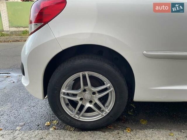 Белый Пежо 207, объемом двигателя 1.36 л и пробегом 156 тыс. км за 4400 $, фото 7 на Automoto.ua