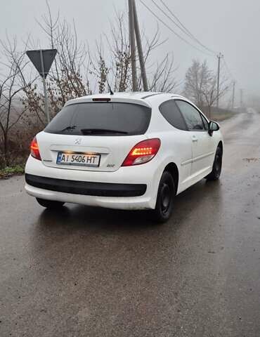 Белый Пежо 207, объемом двигателя 1.36 л и пробегом 197 тыс. км за 3700 $, фото 2 на Automoto.ua