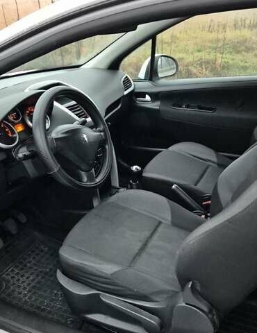 Белый Пежо 207, объемом двигателя 1.36 л и пробегом 197 тыс. км за 3700 $, фото 4 на Automoto.ua