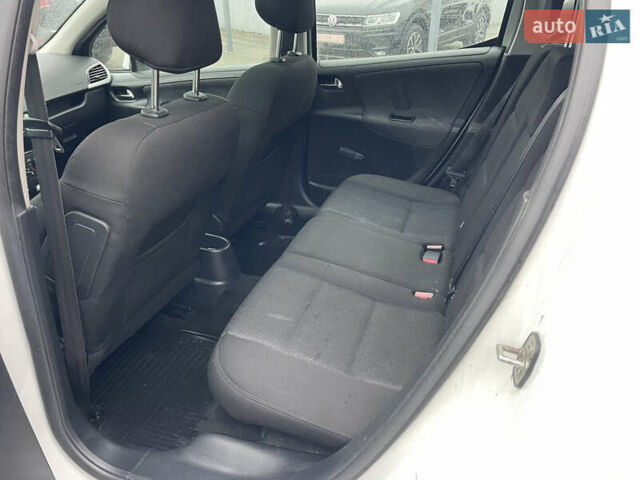 Белый Пежо 207, объемом двигателя 1.4 л и пробегом 220 тыс. км за 4600 $, фото 12 на Automoto.ua