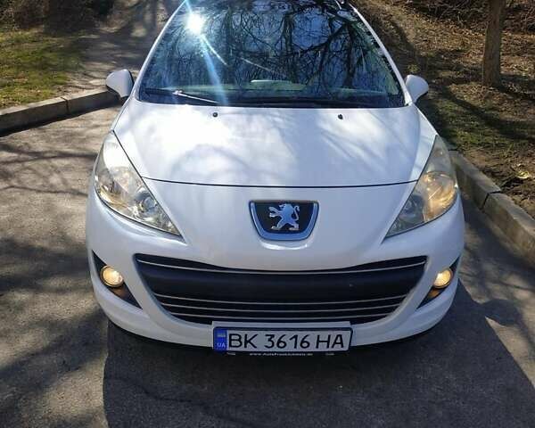 Белый Пежо 207, объемом двигателя 1.6 л и пробегом 210 тыс. км за 5200 $, фото 1 на Automoto.ua