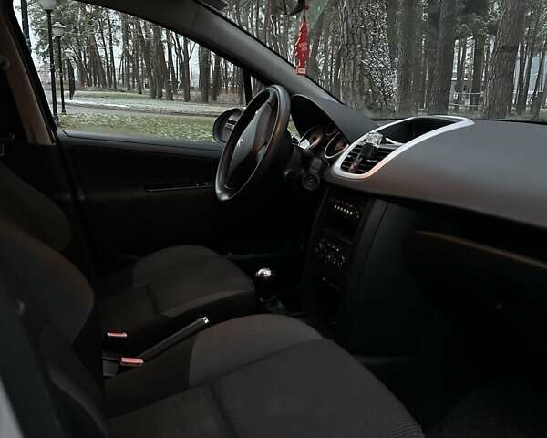 Белый Пежо 207, объемом двигателя 1.4 л и пробегом 140 тыс. км за 5699 $, фото 14 на Automoto.ua