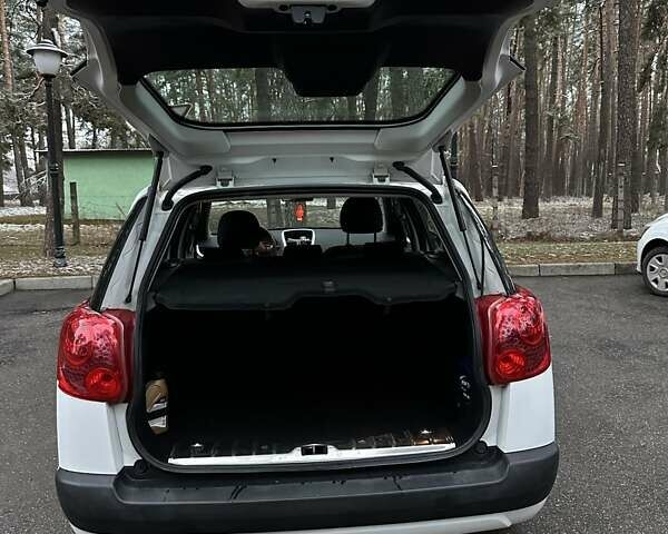 Белый Пежо 207, объемом двигателя 1.4 л и пробегом 140 тыс. км за 5699 $, фото 12 на Automoto.ua