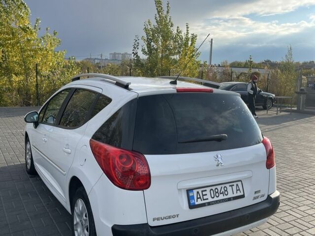 Пежо 207 2010 в Днепре (Днепропетровске) на Automoto.ua Белый Пежо 207, объемом двигателя 1.6 л и пробегом 224 тыс. км за 5000 $, фото 4 на Automoto.ua