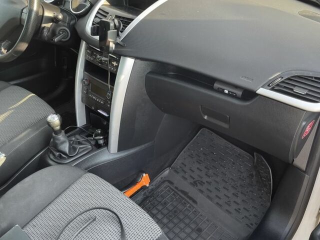 Пежо 207 2010 в Днепре (Днепропетровске) на Automoto.ua Белый Пежо 207, объемом двигателя 1.6 л и пробегом 224 тыс. км за 5000 $, фото 8 на Automoto.ua