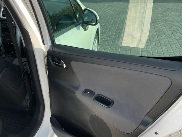 Пежо 207 2010 в Днепре (Днепропетровске) на Automoto.ua Белый Пежо 207, объемом двигателя 1.6 л и пробегом 224 тыс. км за 5000 $, фото 11 на Automoto.ua