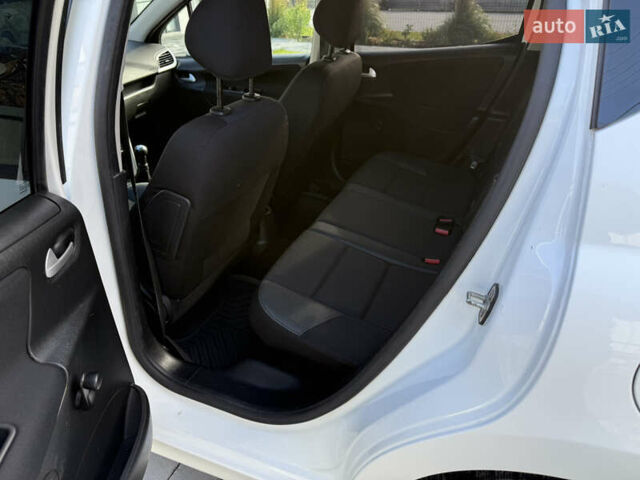 Пежо 207 2011 в Тернополе на Automoto.ua Белый Пежо 207, объемом двигателя 1.56 л и пробегом 204 тыс. км за 5200 $, фото 7 на Automoto.ua
