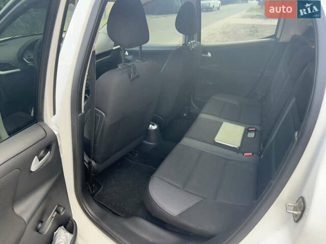 Белый Пежо 207, объемом двигателя 1.4 л и пробегом 155 тыс. км за 3000 $, фото 9 на Automoto.ua