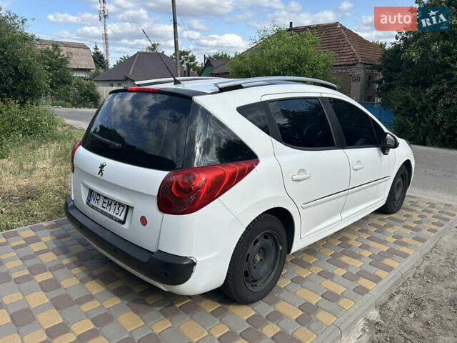 Белый Пежо 207, объемом двигателя 1.4 л и пробегом 155 тыс. км за 3000 $, фото 4 на Automoto.ua
