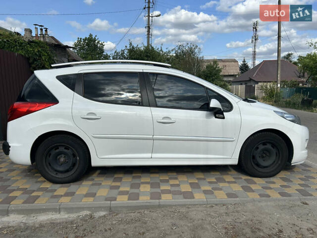 Белый Пежо 207, объемом двигателя 1.4 л и пробегом 155 тыс. км за 3000 $, фото 3 на Automoto.ua