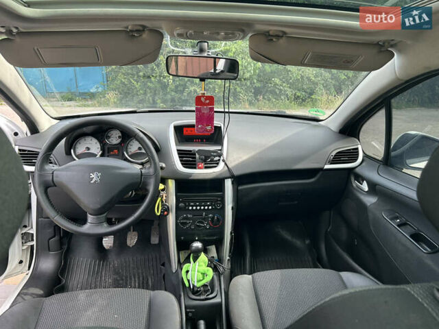 Белый Пежо 207, объемом двигателя 1.4 л и пробегом 155 тыс. км за 3000 $, фото 11 на Automoto.ua