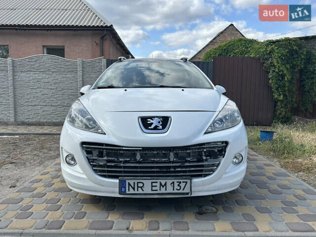 Белый Пежо 207, объемом двигателя 1.4 л и пробегом 155 тыс. км за 3000 $, фото 2 на Automoto.ua