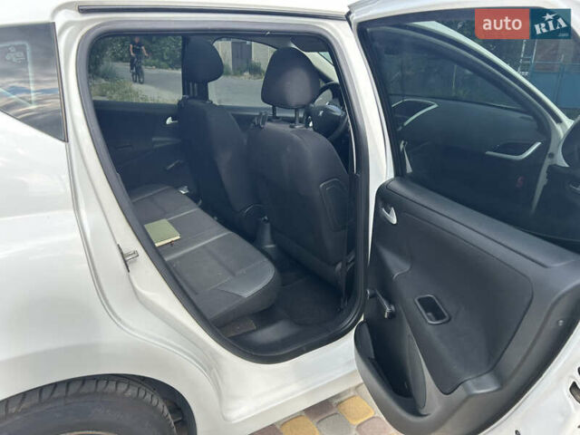 Белый Пежо 207, объемом двигателя 1.4 л и пробегом 155 тыс. км за 3000 $, фото 13 на Automoto.ua