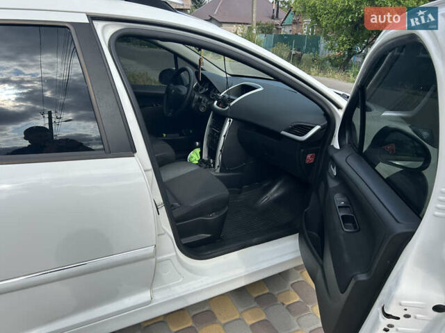 Белый Пежо 207, объемом двигателя 1.4 л и пробегом 155 тыс. км за 3000 $, фото 12 на Automoto.ua