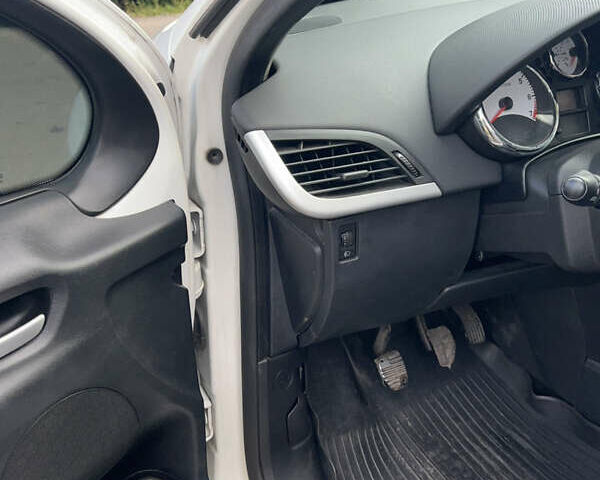 Белый Пежо 207, объемом двигателя 1.4 л и пробегом 155 тыс. км за 3000 $, фото 8 на Automoto.ua