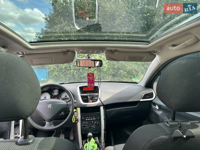 Белый Пежо 207, объемом двигателя 1.4 л и пробегом 155 тыс. км за 3000 $, фото 10 на Automoto.ua