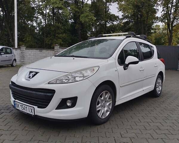 Белый Пежо 207, объемом двигателя 1.4 л и пробегом 131 тыс. км за 5100 $, фото 7 на Automoto.ua
