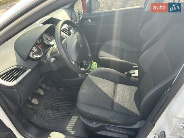 Белый Пежо 207, объемом двигателя 1.4 л и пробегом 155 тыс. км за 3000 $, фото 6 на Automoto.ua