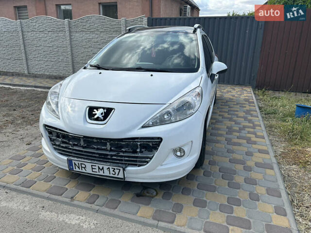 Белый Пежо 207, объемом двигателя 1.4 л и пробегом 155 тыс. км за 3000 $, фото 1 на Automoto.ua