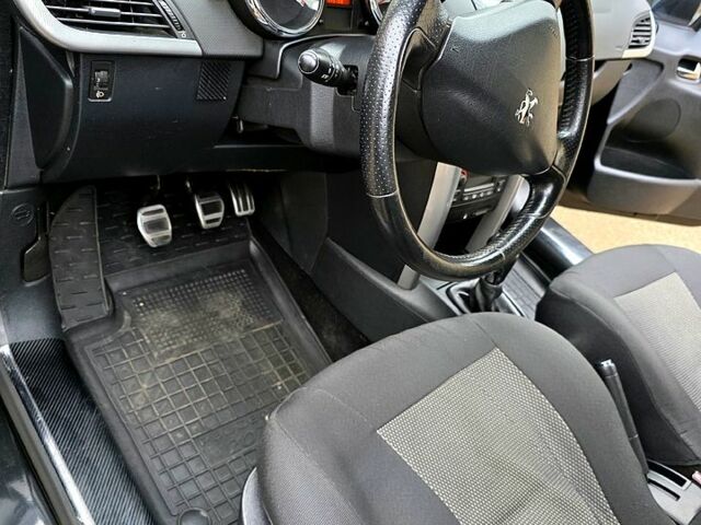 Чорний Пежо 207, об'ємом двигуна 1.4 л та пробігом 144 тис. км за 4000 $, фото 4 на Automoto.ua