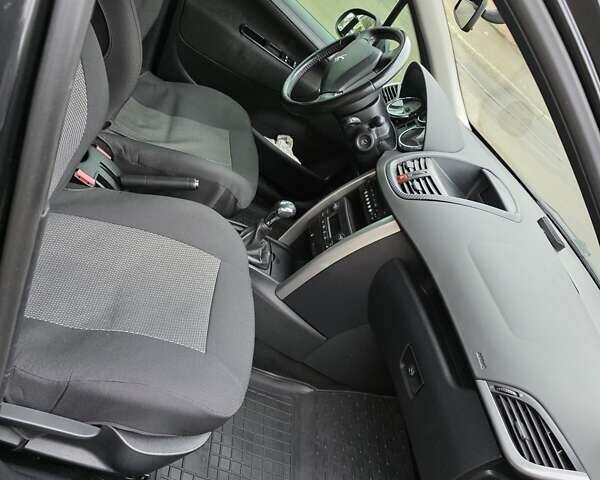 Чорний Пежо 207, об'ємом двигуна 1.4 л та пробігом 144 тис. км за 4000 $, фото 6 на Automoto.ua
