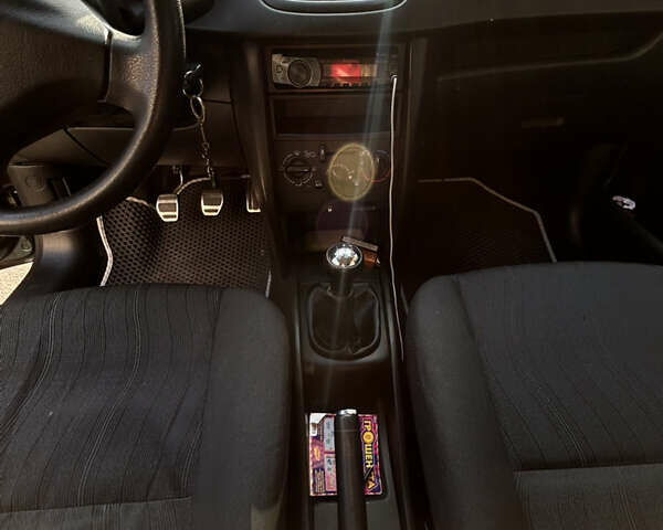 Черный Пежо 207, объемом двигателя 1.36 л и пробегом 200 тыс. км за 3300 $, фото 14 на Automoto.ua