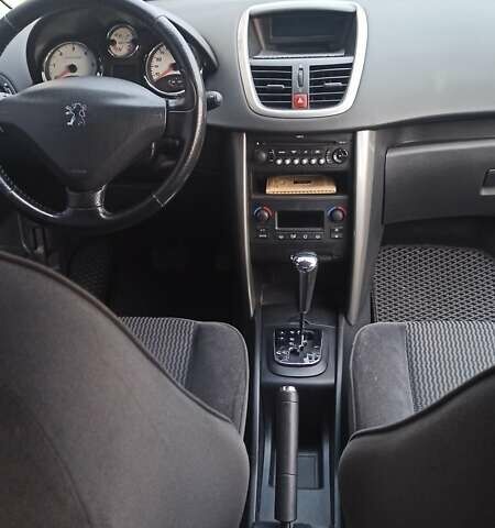 Черный Пежо 207, объемом двигателя 1.6 л и пробегом 280 тыс. км за 4850 $, фото 7 на Automoto.ua