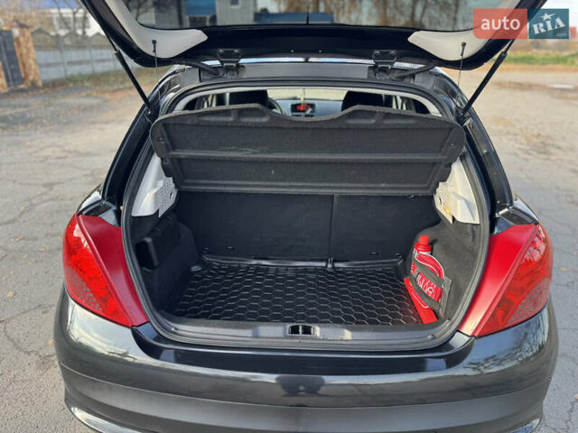 Чорний Пежо 207, об'ємом двигуна 1.4 л та пробігом 275 тис. км за 5500 $, фото 7 на Automoto.ua