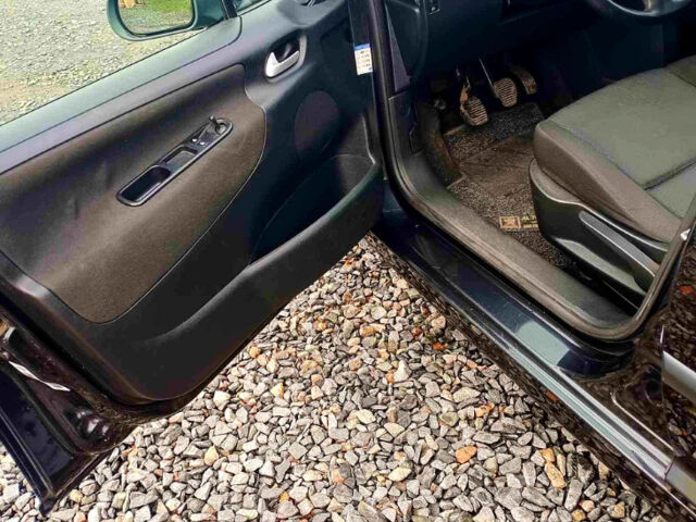 Чорний Пежо 207, об'ємом двигуна 1.4 л та пробігом 215 тис. км за 4800 $, фото 5 на Automoto.ua