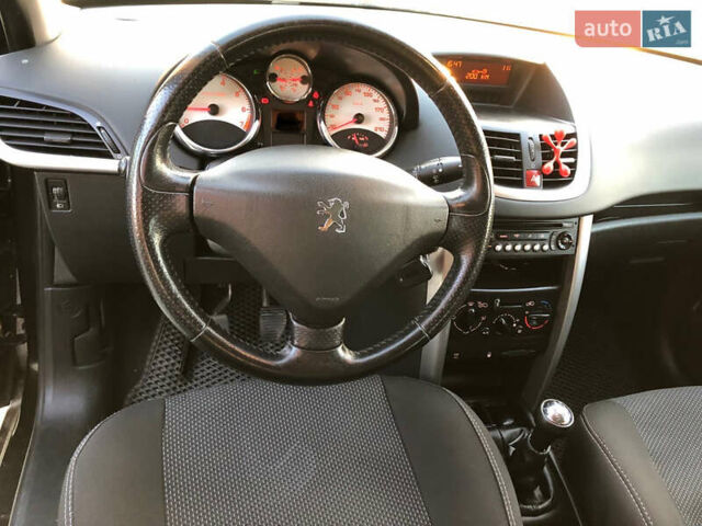 Черный Пежо 207, объемом двигателя 1.6 л и пробегом 184 тыс. км за 4500 $, фото 11 на Automoto.ua