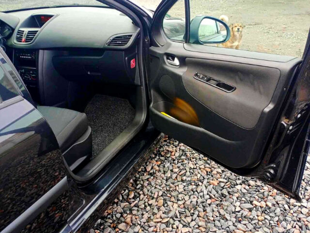 Чорний Пежо 207, об'ємом двигуна 1.4 л та пробігом 215 тис. км за 4800 $, фото 7 на Automoto.ua