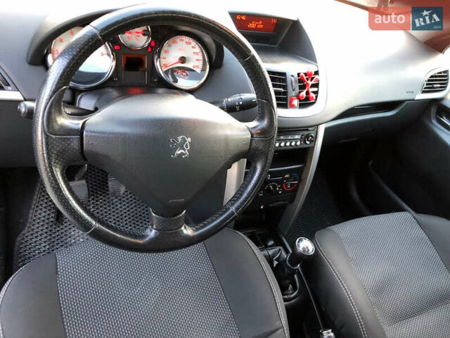 Черный Пежо 207, объемом двигателя 1.6 л и пробегом 184 тыс. км за 4500 $, фото 9 на Automoto.ua