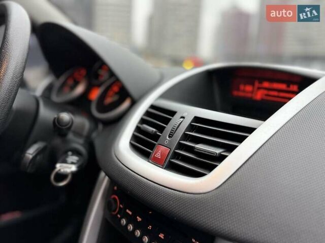 Черный Пежо 207, объемом двигателя 1.56 л и пробегом 280 тыс. км за 3950 $, фото 18 на Automoto.ua