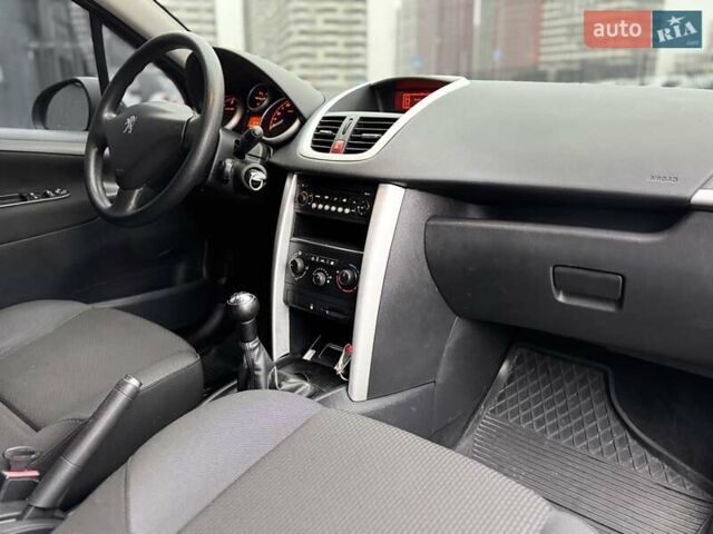 Черный Пежо 207, объемом двигателя 1.56 л и пробегом 280 тыс. км за 3950 $, фото 13 на Automoto.ua