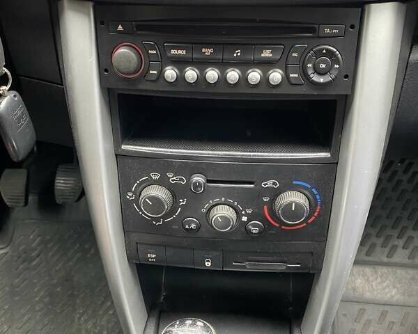 Чорний Пежо 207, об'ємом двигуна 1.36 л та пробігом 192 тис. км за 5500 $, фото 28 на Automoto.ua